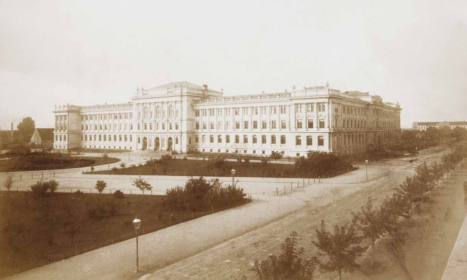 Školski forum, povijesna fotografija zgrade